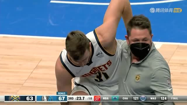 【2022年01月04日 掘金vs独行侠集锦】坎卡尔防守中不慎扭伤脚踝 被两位工作人员抬出场外
