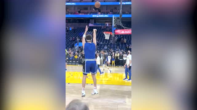 【2022年01月10日 騎士vs勇士集錦】湯普森賽前投籃訓(xùn)練 每投中一球觀眾席就爆發(fā)歡呼聲