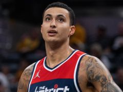 奇才队的助理教练凯尔·库兹马（Kyle Kuzma）将球传给了篮网队，导致传球失误