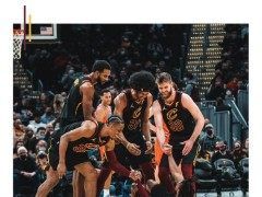 制勝一傳一攻！加蘭23+11彰顯領特質：3分被犯規(guī)四人上前拉起他