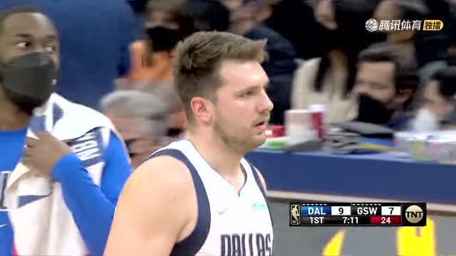 【2022年01月26日 独行侠vs勇士集锦】今天开场就是准的 库里首次三分出手打停独行侠