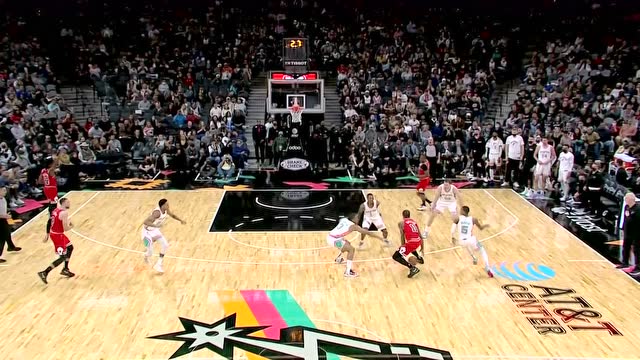 【2022年01月29日 公牛vs马刺集锦】犹如天神下凡 德罗赞吸引4人防守妙传格林压哨上篮