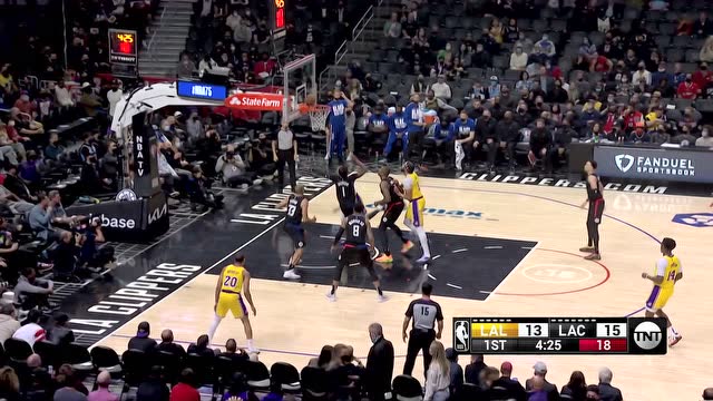 【2022年02月04日 湖人vs快船集锦】上篮不中没事儿还有我 浓眉积极跟进二次进攻暴扣得手