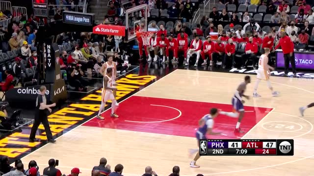 【2022年02月04日 太阳vs老鹰集锦】保罗灵活调动吸引三人包夹 助篮下艾顿轻松吃饼