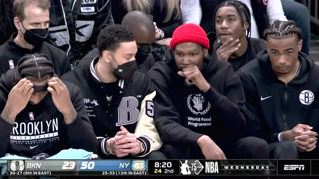 【2022年02月17日 篮网vs尼克斯集锦】看着关系还不错呦 KD与西蒙斯并肩坐场下观战