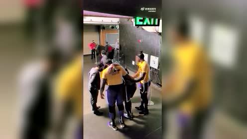 【2022年02月17日 爵士vs湖人集錦】球迷實拍：濃眉疼痛難忍，小喬丹和霍華德給抬回更衣室 湖人官方：X光結(jié)果呈陰性