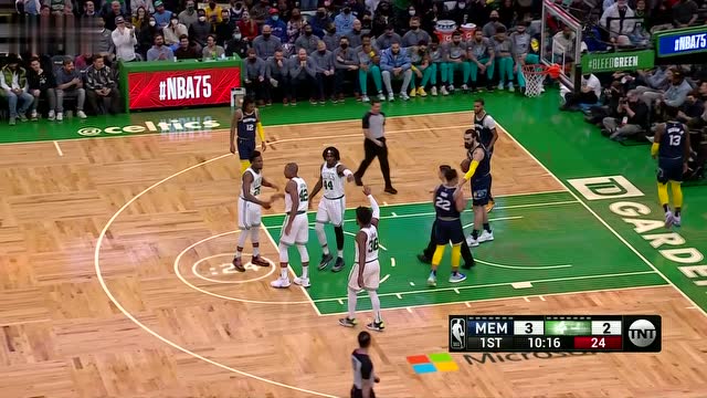 【2022年03月04日 灰熊vs凯尔特人集锦】老将出马一个顶俩 霍福德篮下二次进攻打成2+1