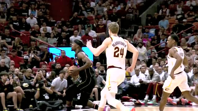 【2022年03月12日 骑士vs热火集锦】球馆欢呼震耳欲聋!巴特勒连续抢断杀入篮下暴扣虐筐