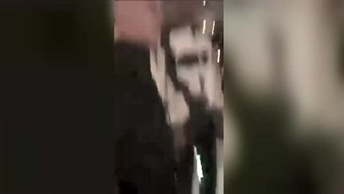 【2022年03月19日 湖人vs猛龍集錦】這也太損了！猛龍球迷偶遇威少 假意支持威少隨后大喊：你就是個(gè)傻X！