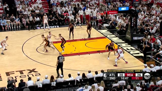 【2022年04月18日 老鷹vs熱火集錦】這樣都能進？！巴特勒失衡倒地完成神仙2+1