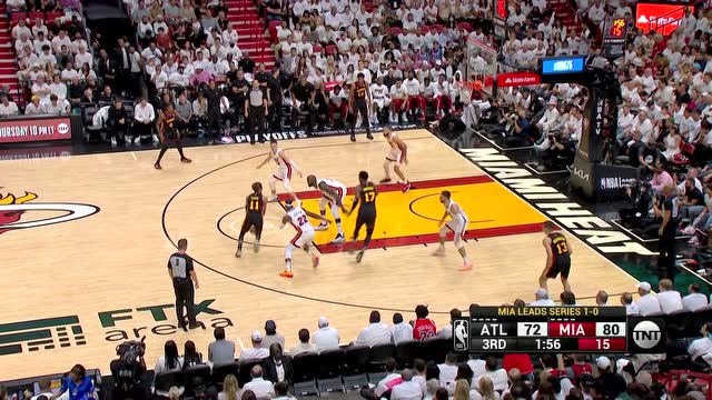 【2022年04月20日 老鹰vs热火集锦】特雷杨传球失误 巴特勒反击摘星拿月双臂暴扣