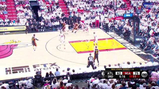 【2022年04月20日 老鹰vs热火集锦】灵蛇出洞穿越防线 科林斯突破拉杆挑篮打成2+1