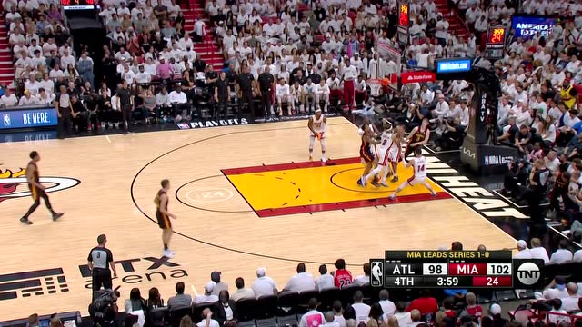【2022年04月20日 老鹰vs热火集锦】铁血防守 巴特勒掉鞋后依旧拎鞋上前防守