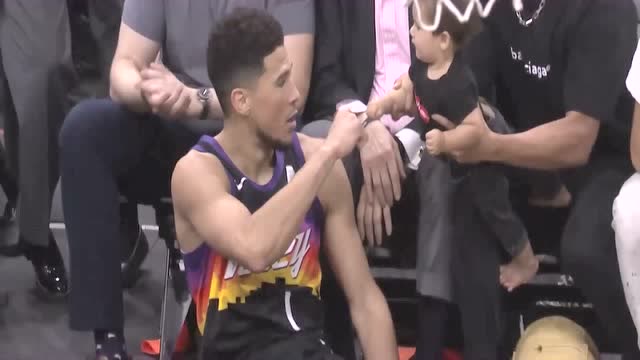 【2022年04月20日 鵜鶘vs太陽集錦】現(xiàn)在壓力給到詹娜這邊 布克倒地后與小寶寶球迷碰拳太有愛了