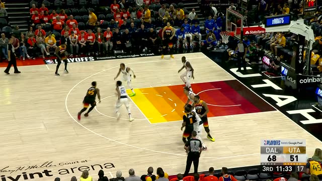 【2022年04月22日 独行侠vs爵士集锦】蝴蝶穿花潇洒突破 米切尔无视两人防守抛投命中