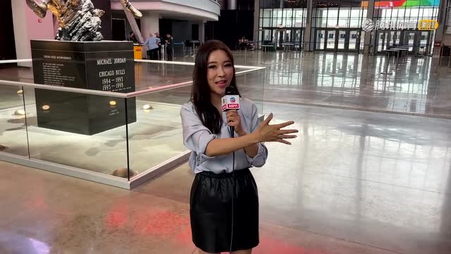 【2022年04月23日 雄鹿vs公牛集錦】前方短片：美聯(lián)航中心五年首迎季后賽 Betty帶你參觀飛人雕像+球迷商店