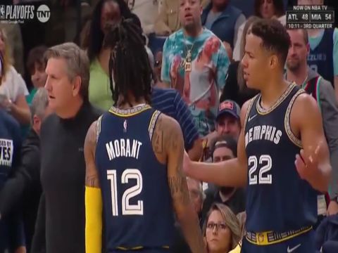 【2022年04月27日 森林狼vs灰熊集锦】小伙太年轻了！灰熊小将胆敢推搡森林狼主帅 给你一个技犯不过分