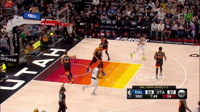 【2022年04月29日 独行侠vs爵士集锦】给机会就进 布洛克丁威迪同一位置连续三分