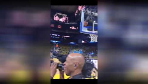 【2022年05月08日 灰熊vs勇士集锦】取取经!库里&普尔赛前训练后与NBA名宿比尔-沃顿交流