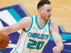 戈登·海沃德(GordonHayward)由于膝盖挫伤而错过了季前赛