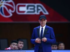 新疆主教练阿的江和深圳主教练吴庆龙赛后分别接受采访