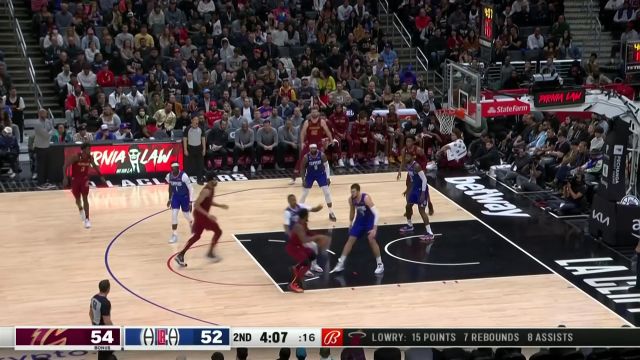 【2022年11月08日 骑士vs快船集锦】一个转身晃出破绽 米切尔翻身后仰打停快船