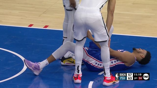 【2022年11月23日 篮网vs76人集锦】希望没有大碍!哈里斯对抗中不慎崴脚倒地痛苦不堪提前离场