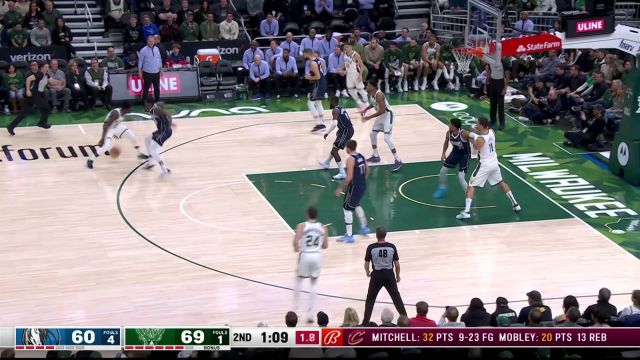 【2022年11月28日 独行侠vs雄鹿集锦】难度系数拉满 霍勒迪高难度撤步中投压哨命中