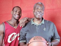 詹姆斯首位NBA教练去世！昔日全明星享年79岁 儿子是火箭现主帅