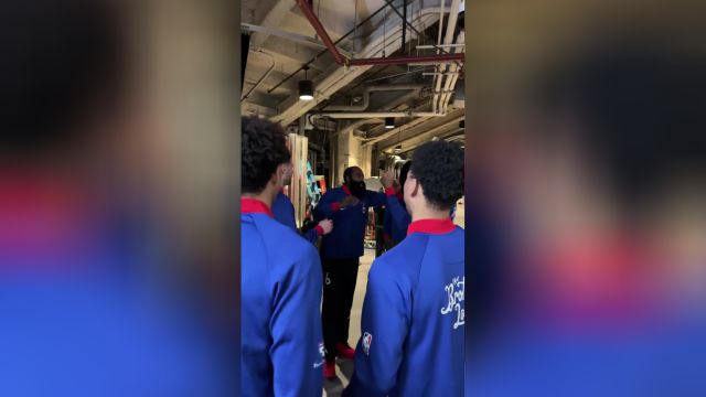 【2022年12月26日 76人vs尼克斯集锦】哈登赛前动员球队氛围轻松无比 相比之下兰德尔格外认真