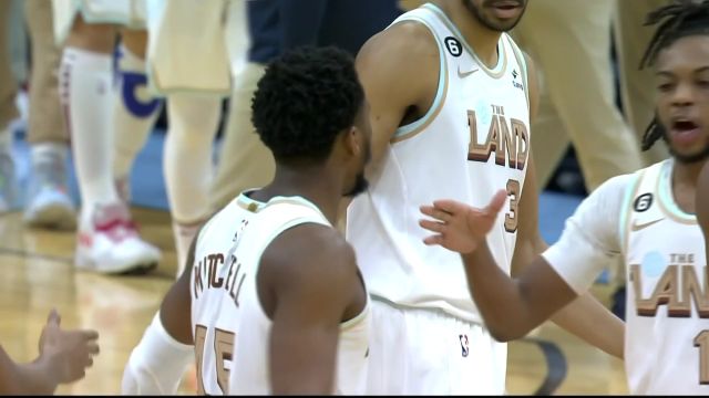【2023年02月01日 热火vs骑士集锦】进攻配合行云流水 米切尔炮弹直塞篮下莫布里双手暴扣