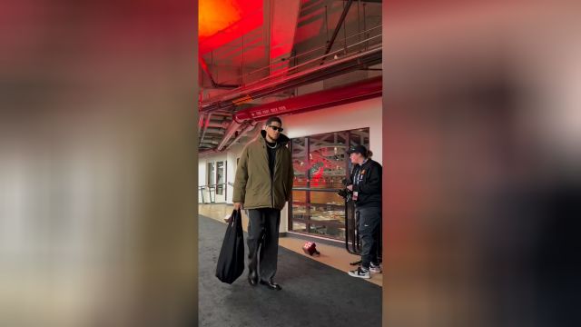 【2023年03月04日 太陽vs公牛集錦】來到太陽 衣品漸長！杜蘭特和布克穿情侶衫進(jìn)入球員通道