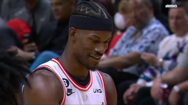 【2023年03月04日 尼克斯vs热火集锦】想刀一个人的眼神是藏不住的！巴特勒目不转睛瞪了兰德尔半天