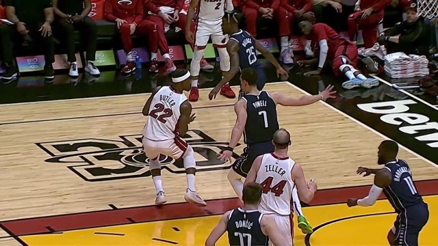 【2023年04月02日 獨行俠vs熱火集錦】這就是強硬的表現(xiàn) 巴特勒單打突破中投造成2+1