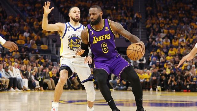 【2023年05月05日 湖人vs勇士集錦】勇士前兩戰(zhàn)命中42記三分 創(chuàng)NBA歷史紀(jì)錄！大數(shù)據(jù)機(jī)構(gòu)預(yù)測：勇士晉級概率升至57% 湖人降至43%