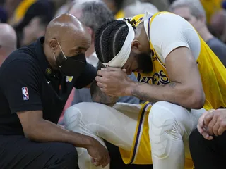 NBA西部半決賽G5，湖人客場敗給勇士，濃眉受傷提前退場