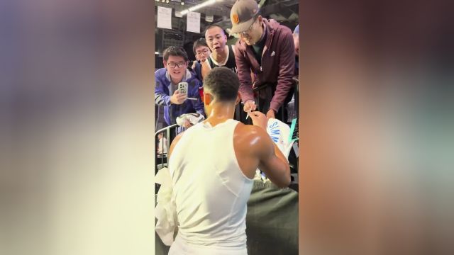 【2023年10月17日 76人vs篮网集锦】问我爱你有多深,这个纹身打几分?球迷亮出西蒙斯纹身 随后获赠签名球衣