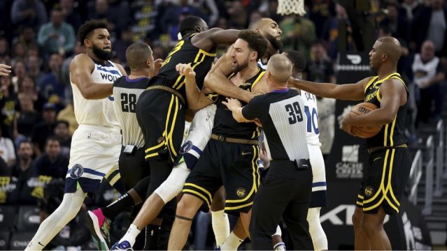 【2023年11月17日 雷霆vs勇士集錦】NBA官宣勇狼沖突罰單：追夢(mèng)鎖喉行為禁賽5場(chǎng)損失77萬(wàn)美元，三人被罰2.5萬(wàn)美元不禁賽
