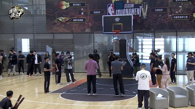 【2023年12月08日 鹈鹕vs湖人集锦】季中锦标赛线下球迷观赛会:范大将军和李克指导罚球PK,范大将军脚踢篮球踢进篮筐