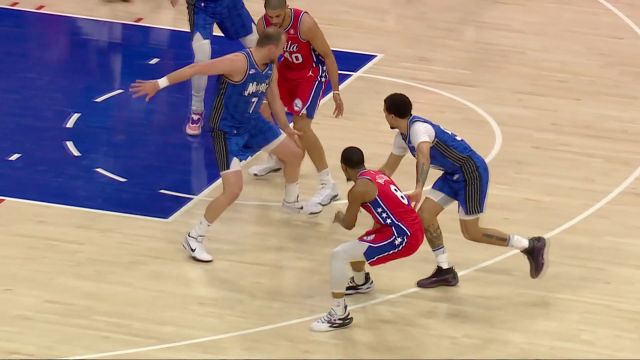 【2024年04月13日 魔术vs76人集锦】老将出马一个顶俩!梅尔顿击地分球巴图姆漂移后仰跳投得手