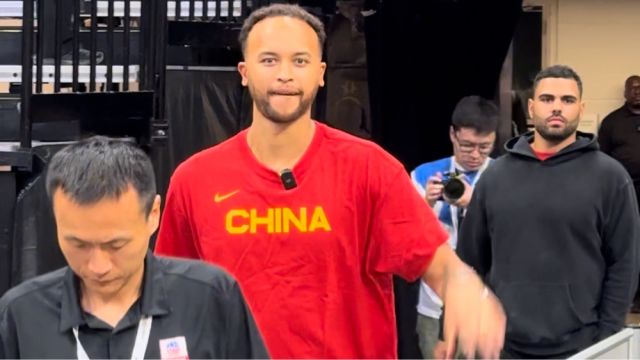 【2024年07月10日 馬刺vs中國(guó)集錦】有心了！李凱爾現(xiàn)場(chǎng)觀戰(zhàn)中國(guó)男籃vs馬刺夏聯(lián)，身穿中國(guó)隊(duì)主題T恤