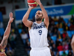 法国男篮在明日热身赛前，举行帕克国家队球衣退役仪式