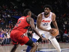 NBA常规赛：76人惜败猛龙恩比德27+12 马克西9中1丢绝平三分