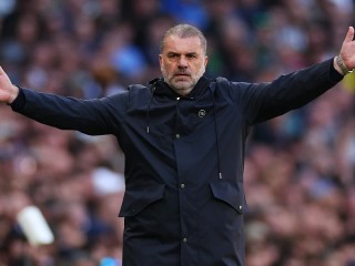 安吉·波斯特科格鲁在五分钟的VAR延迟期间玩起了石头剪刀布