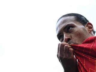 范戴克亲吻队徽，诉说着他与利物浦的爱恋将延续