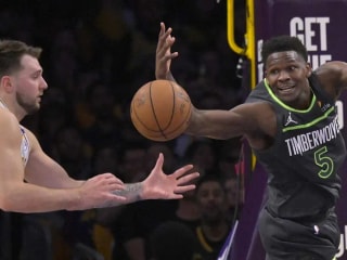 安东尼·爱德华兹嘲讽卢卡·东契奇造就又一经典季后赛照片