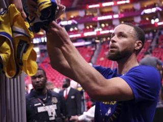 斯蒂芬·库里当选NBA年度特威曼-斯托克斯最佳队友奖