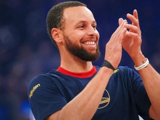 勇士队球星斯蒂芬·库里荣获杰出NBA荣誉