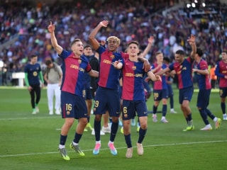 巴塞罗那在激动人心的国家德比中击败皇家马德里,西甲冠军在望