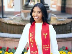 科比大女儿优等成绩大学毕业！一身白色礼服笑容灿烂 瓦妮莎开心晒照